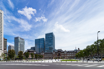 (東京都ｰ都市風景)行幸通遊歩道から見る東京駅２