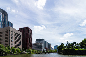 Obraz premium (東京都ｰ都市風景)和田倉濠に掛かる橋と丸の内ビル群５