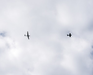 Segelflugzeug mit Motorflugzeug