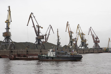 Fototapeta premium Żurawie portowe na rzece