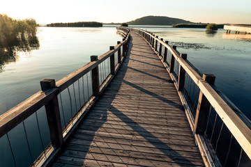 Obraz premium Drewniany koziołek wzdłuż jeziora