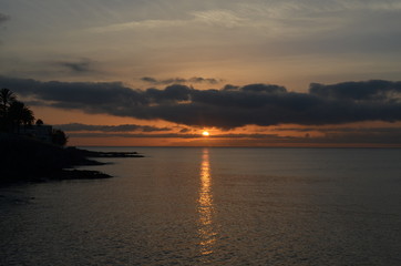 Atarceder con nubes en la playa