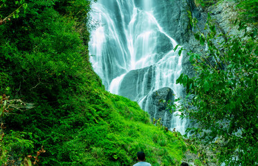 Fototapeta premium 岡山県・豪快な神庭の滝を見る