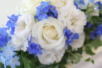 白と青のテーブル装花