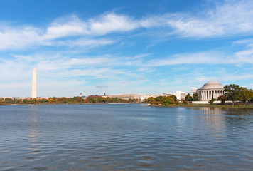 Obraz premium Washington DC panorama around the Tidal Basin in autumn. Memorial monuments in the city landscape of US capital.