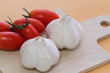 ニンニクとミニトマト