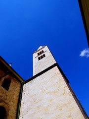 Stara średniowieczna wieża kościelna na Hradczanach w Pradze, stolicy Czech; część bazyliki św. Jerzego