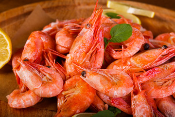 Boiled shrimps with lemon