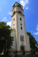 Fototapeta na wymiar Bihać (Bośnia i Hercegowina) - wieża zegarowa kościoła świętego Antuna przebudowanego w XIV wieku na meczet.