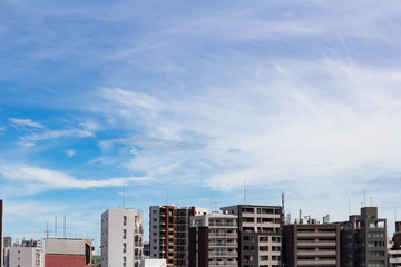 ビルと背景に青い空が広がる東京の風景
