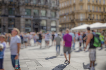 Fototapeta premium Tłum anonimowych ludzi spacerujący po ruchliwej ulicy miasta