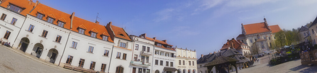 Fototapeta na wymiar zakręcona panorama rynku Kazimierza Dolnego