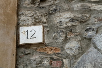 12 numero civico casa antica, sfondo di pietra italia