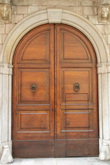 antica porta di ingresso in legno casa Como, Italia