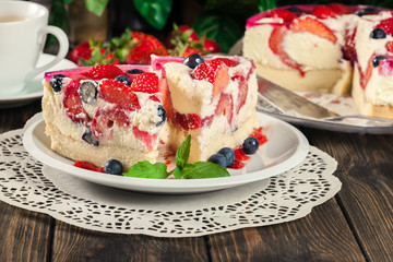 Cheesecake with strawberries, blueberry and jelly