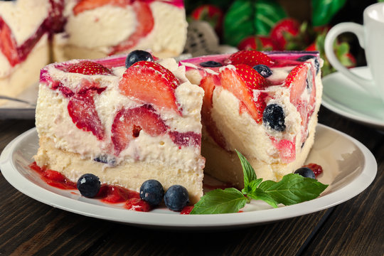 Cheesecake with strawberries, blueberry and jelly