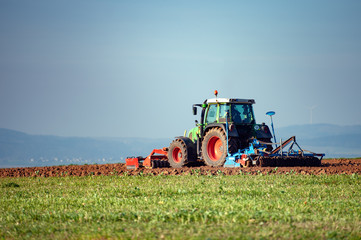 Traktor im Feld © nesselberger