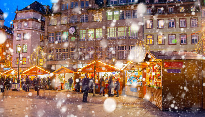 Obraz premium Christmas market under the snow in France, in Strasbourg, Alsace