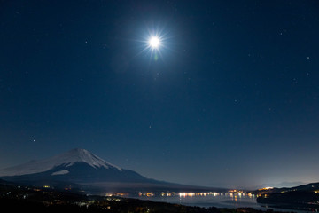 月照らす富士と山中湖