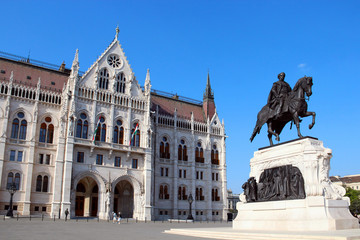 Obraz premium Hungarian Parliament and Andrassy Gyula statue in Budapest