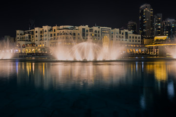 Fototapeta na wymiar Dubai dancing fountain show