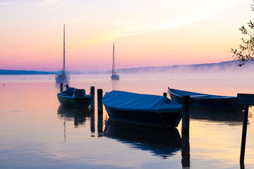 Morgendliche Seelandschaft mit Booten