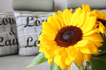 Żółty słonecznik ozdoby - kwiat do dekoracji wnętrz