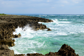サンゴの島の荒れる海　波しぶき　風景