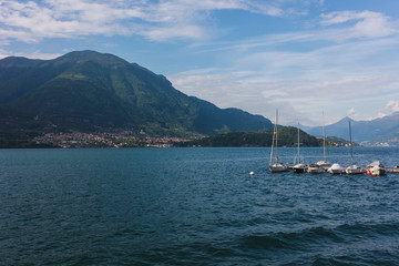 Fototapeta na wymiar Blick auf Comer See mit Booten im Hintergrund
