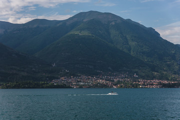 Schnelles Boot fährt auf Comer See vor Berg Panorama Urlaubs Landschaft