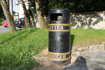 Garbage bin