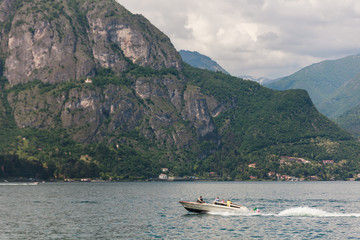 Fototapeta na wymiar Blick auf Comer See Wunderschöne See Landschaft mit blauem Wasser in Italien