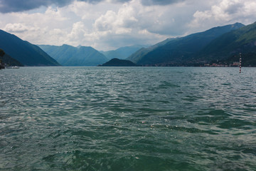 Blick auf Comer See Wunderschöne See Landschaft mit blauem Wasser in Italien