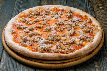 Pizza with tuna and red onion