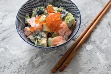 Rohes Lachs Avocado Tatar mit Keta Kaviar und Holz Stäbchen