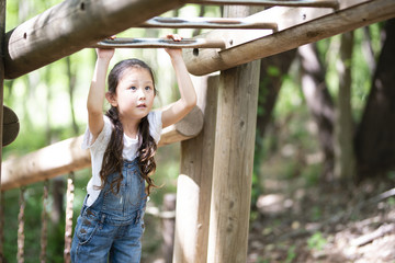 Obraz premium アスレチックで遊ぶ女の子