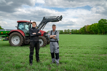 Ackerbau - Landwirt mit Sohn vor einem Traktor im Getreidebestand © Countrypixel