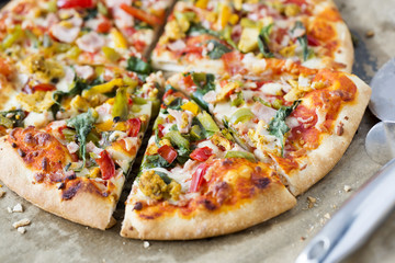 Pizza with chicken, bacon and vegetables 