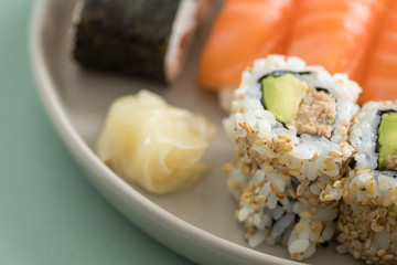 Tunfisch Avocado Inside Out California mit Lachs Nigiri und Maki auf Sushi Mix Teller Menü