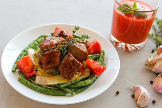 roast beef in sweet and sour sauce with green beans
