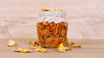 грибы в стеклынной банке, консервированные и...