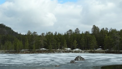 Zugefrorener See in Finnland