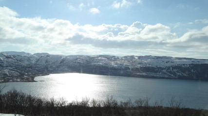 Sonne spiegelt sich im Fjord in Norwegen