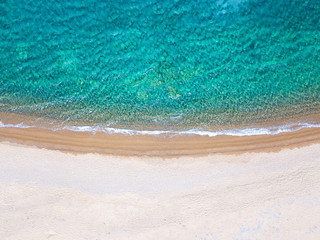 Das smaragdgrüne Meer und der feine Sand des Kalamos Strandes auf Ios, Kykladen, Griechenland