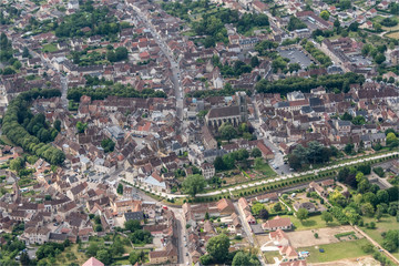 vue aérienne de la ville de Sézanne dans la Marne en France