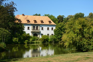 Fototapeta na wymiar Das Alte Schloss im Muskauer Park