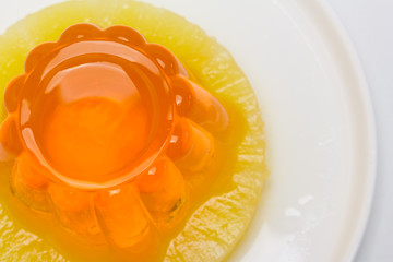 Gelatina sabor naranja sobre piña 
