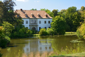Fototapeta na wymiar Das Alte Schloss im Muskauer Park