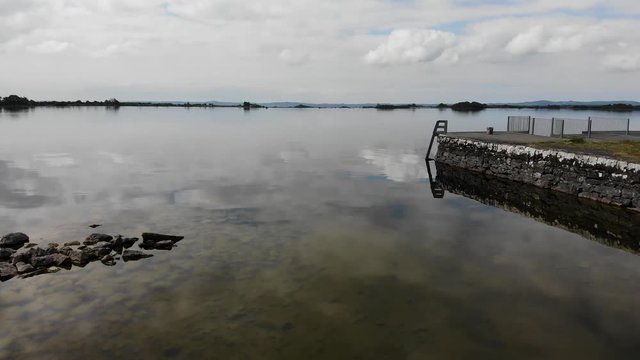 Vorw&auml;rtskamerafahrt aus einem Hafen in Irland