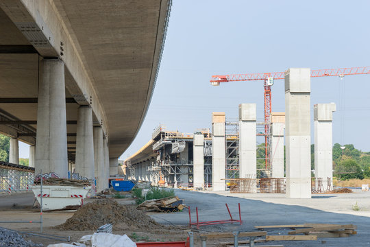 Alte, marode Autobahnbrücke wird durch Neubau einer neuen Brücke aus Stahlbeton ersetzt